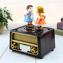 Load image into Gallery viewer, Couple Kiss Music Box